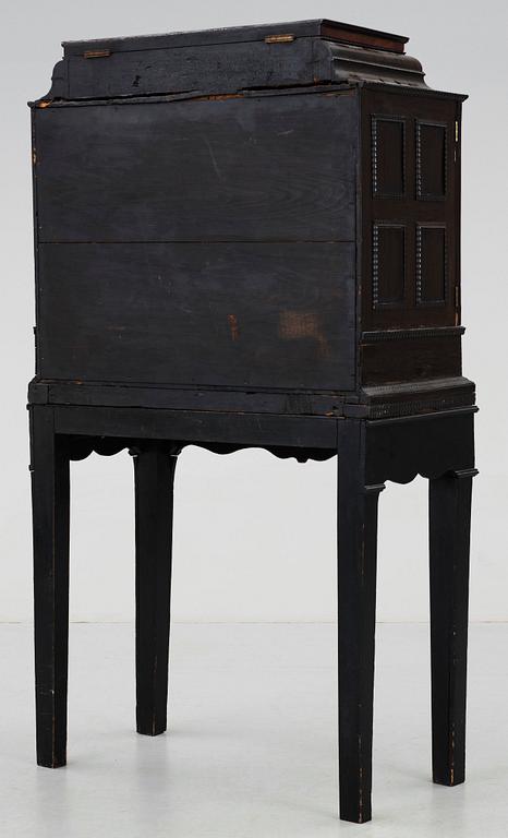 KABINETTSKÅP, barockstil, 1800-talets slut.