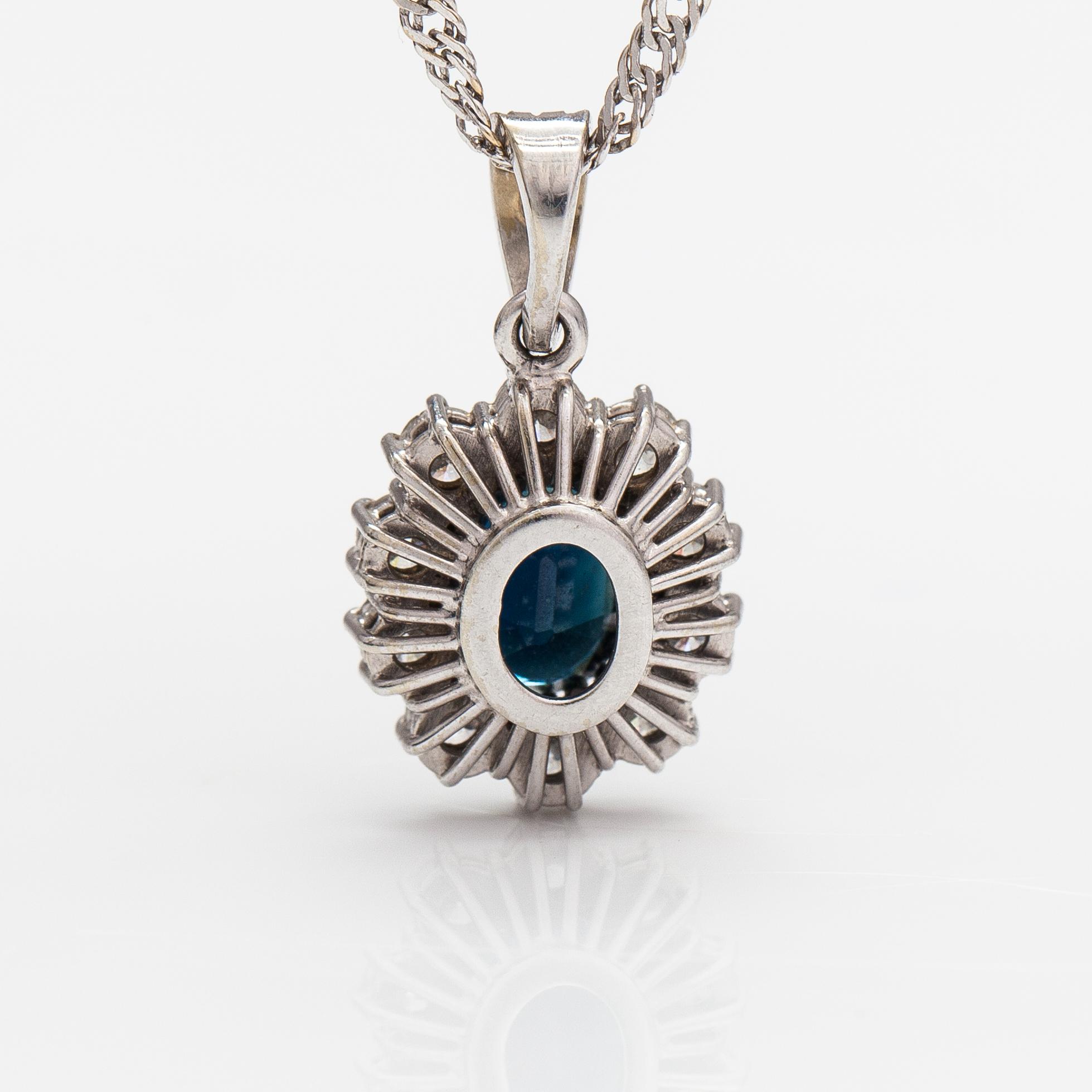 An 18K white gold necklace with a sapphire and diamonds ca. 0.60 ct in total.