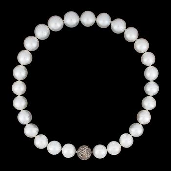 COLLIER, odlade South sea pärlor, 16,4-14,8 mm med kullås med cognacsfärgade briljantslipade diamanter, tot. ca 3 ct.