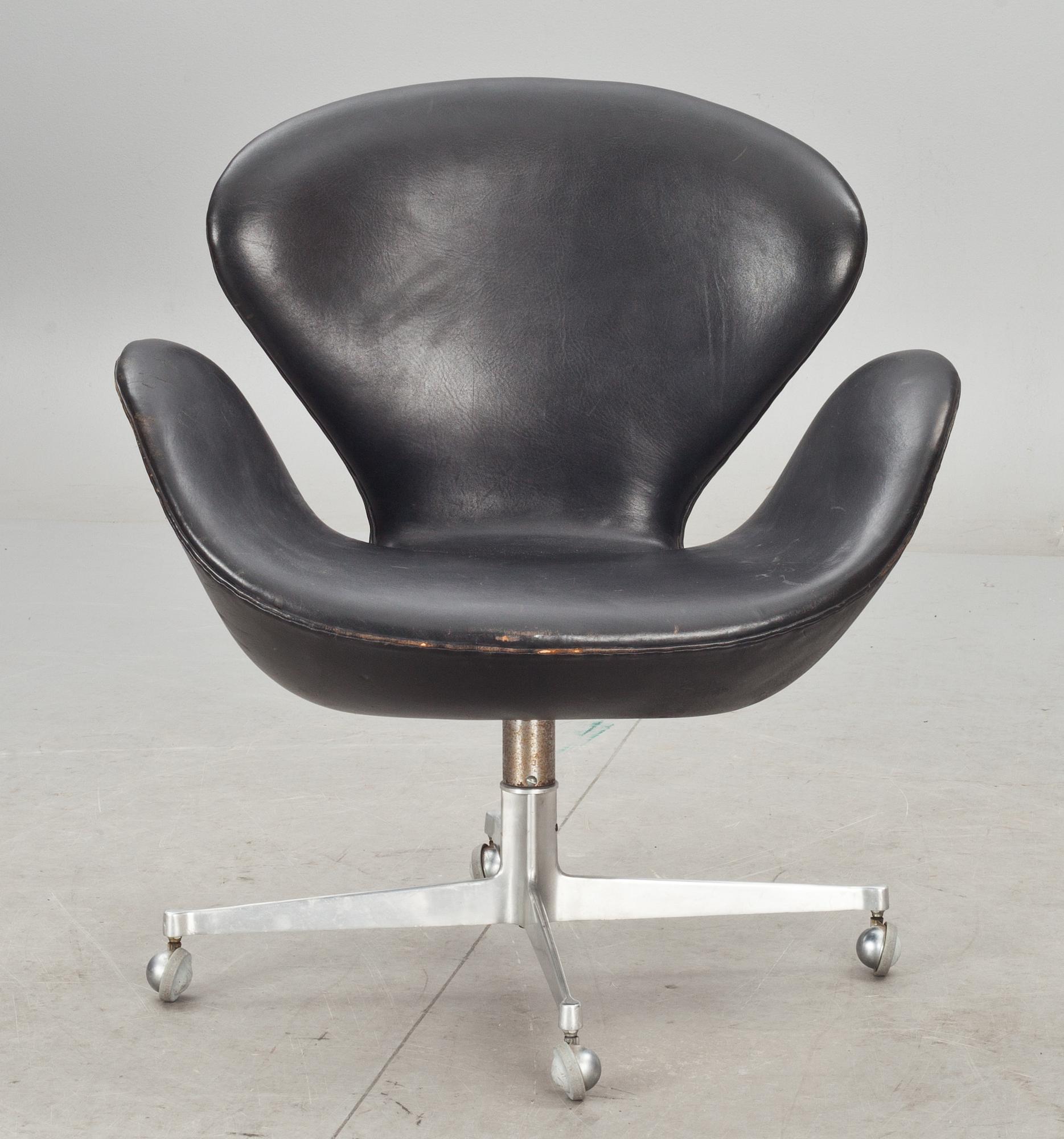 FÅTÖLJ, "Svanen" av Arne Jacobsen för Fritz Hansen, Danmark.