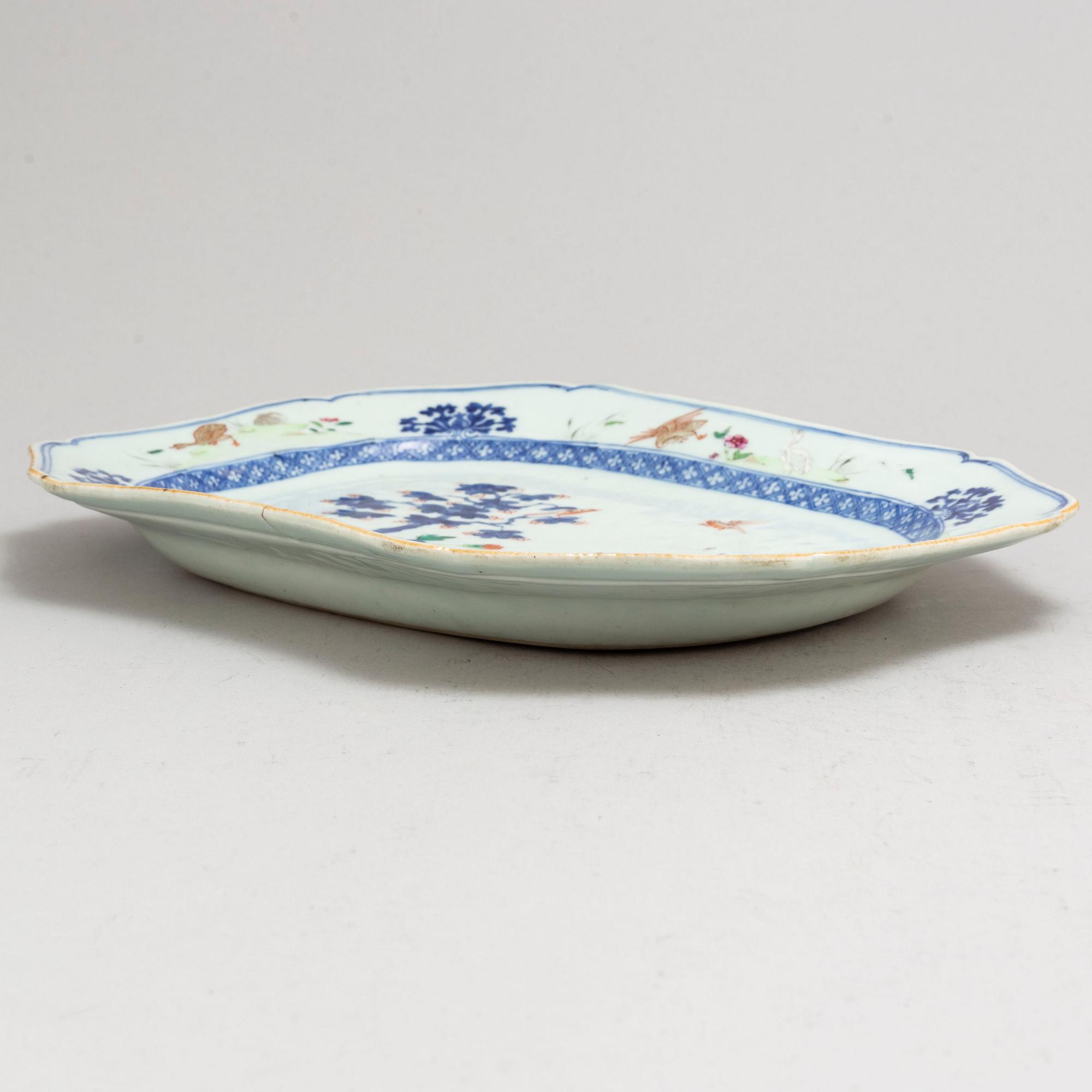 A famille rose and blue and white serving dish, Qing dynasty, Qianlong (1736-95).
