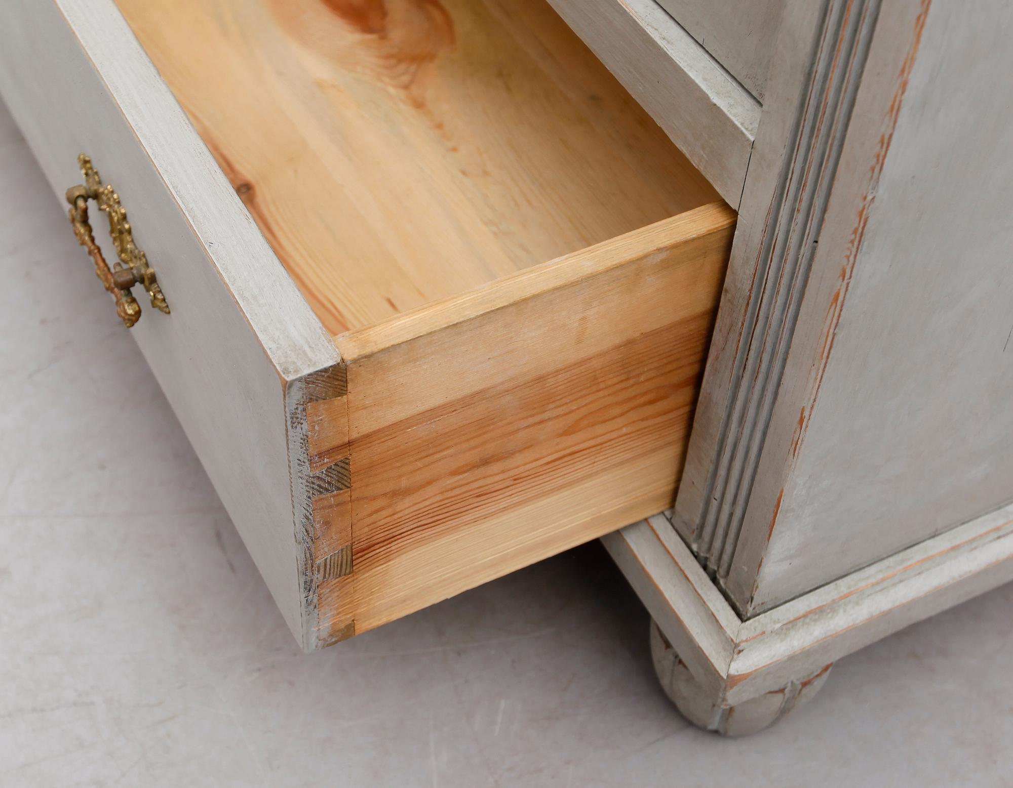 KLÄDSKÅP, omkring år 1900.