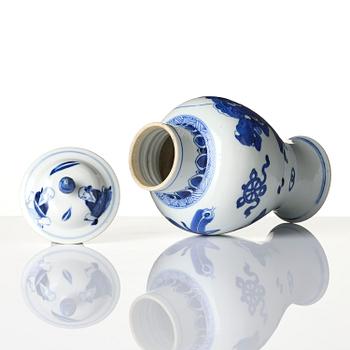 A blue and white vase with cover, Qing dynasty, Kangxi (1662-1722).
