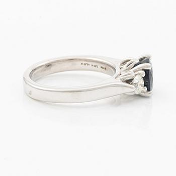 Ring 18K white gold with sapphire and brilliant-cut diamonds.