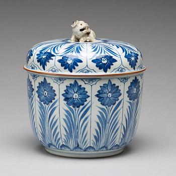 A blue and white turren with cover, Qing dynasty, Kangxi (1662-1722).