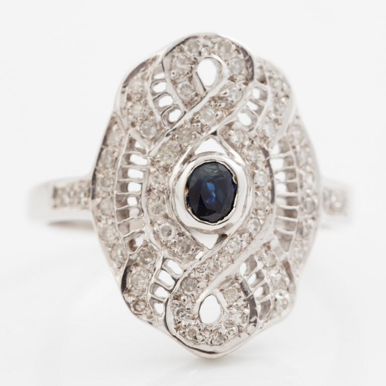 Ring, 18K vitguld med safir och små diamanter, genombruten dekor.