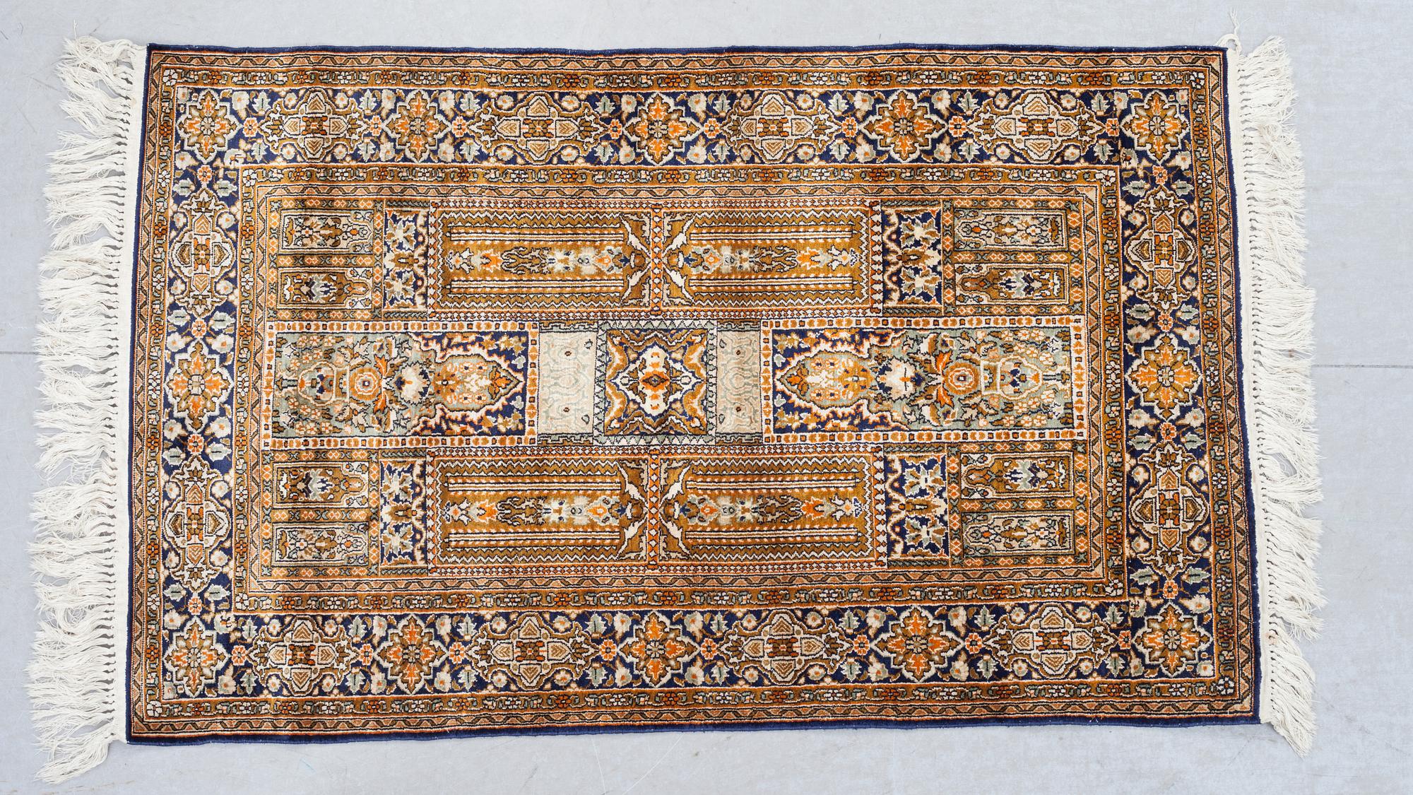MATTA, Kashmir, silke på bomull, 1900-talets slut. Ca 145 x 91 cm.