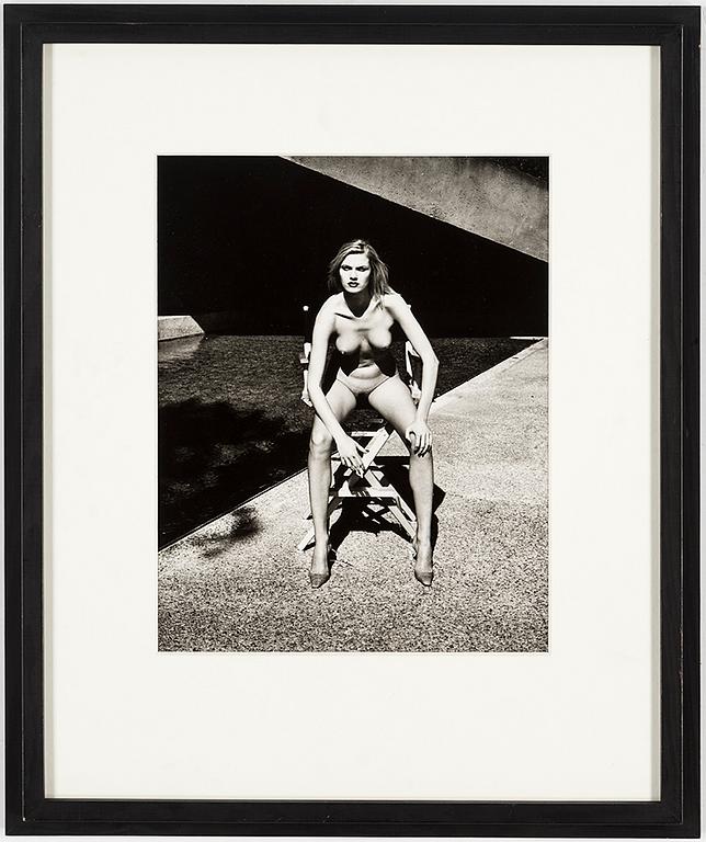 HELMUT NEWTON, gelatinsilverfotografi med copyrightstämpel a tergo, numrerad 206/500 a tergo.