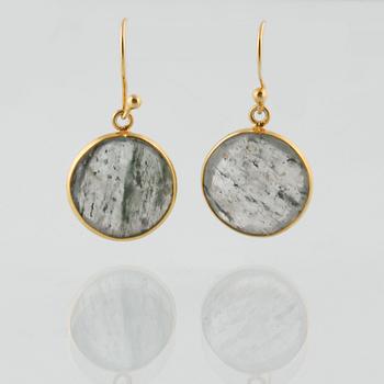 ÖRHÄNGEN, förgyllt silver med checkerslipade labradoriter. Vikt 4,6 gram.