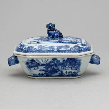 SÅSSKÅL samt SMÖRASK, porslin, Kina, troligen Qianlong (1736-1795).