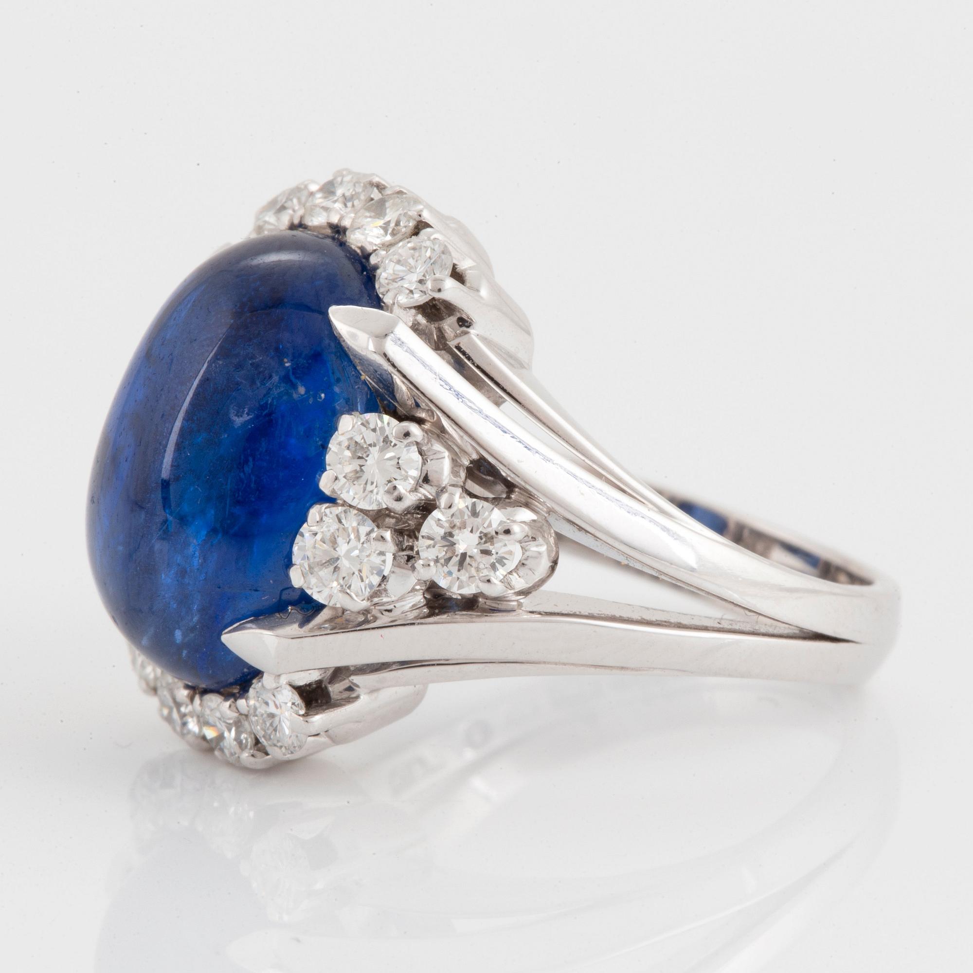 Ring 18K vitguld med en cabochonslipad safir ca 11.00 ct samt runda briljantslipade diamanter.