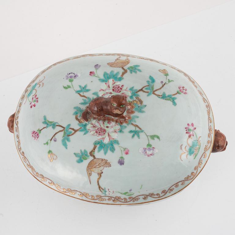A Chinese Export famille rose tureen with cover, Qing dynasty (1736-95).