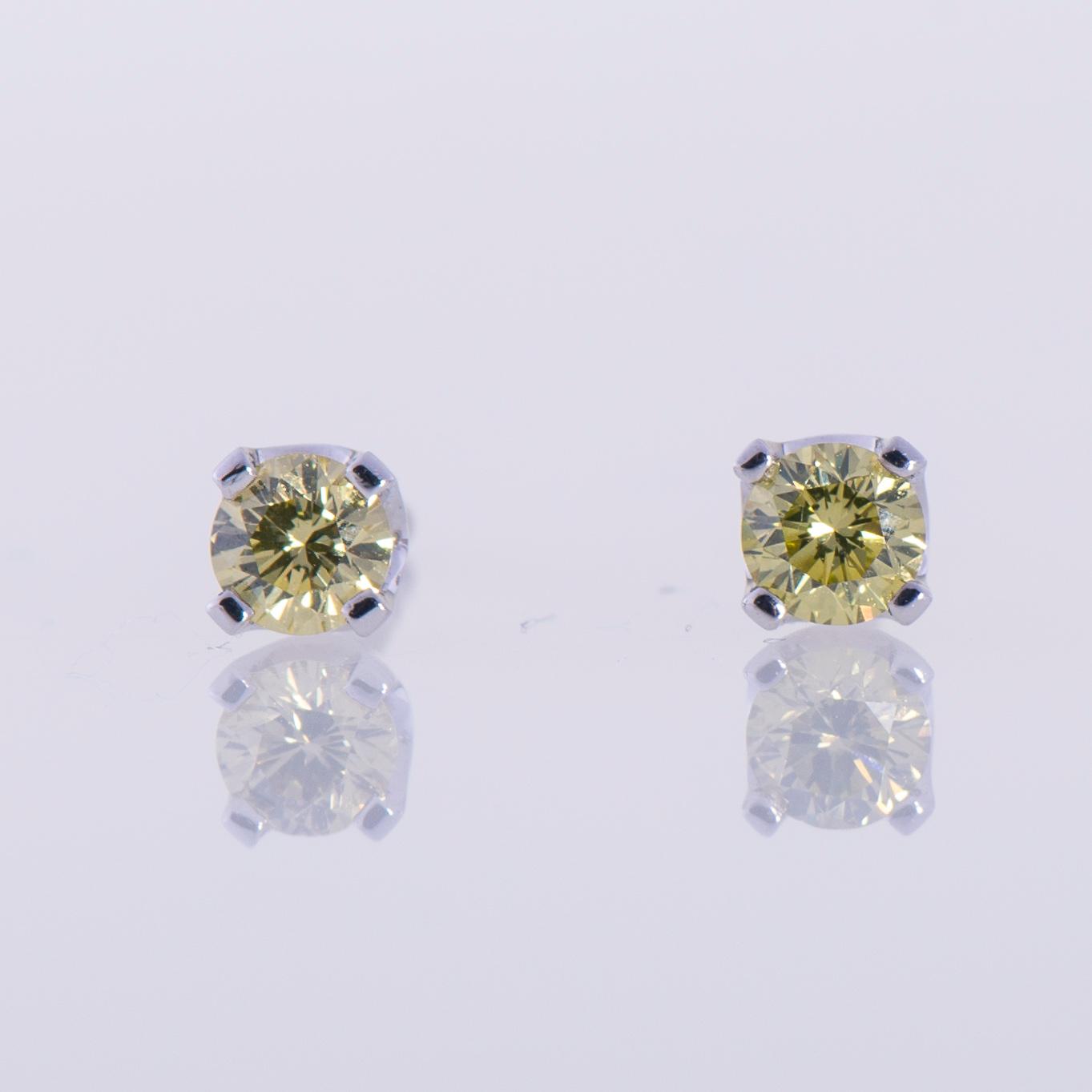 ÖRHÄNGEN, 14K vitguld, naturliga ljusgröna, briljantslipade diamanter tot. 0,36 ct. Vikt 1,7 g.