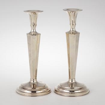LJUSSTAKAR, ett par, nysilver, 1900-talets första hälft.