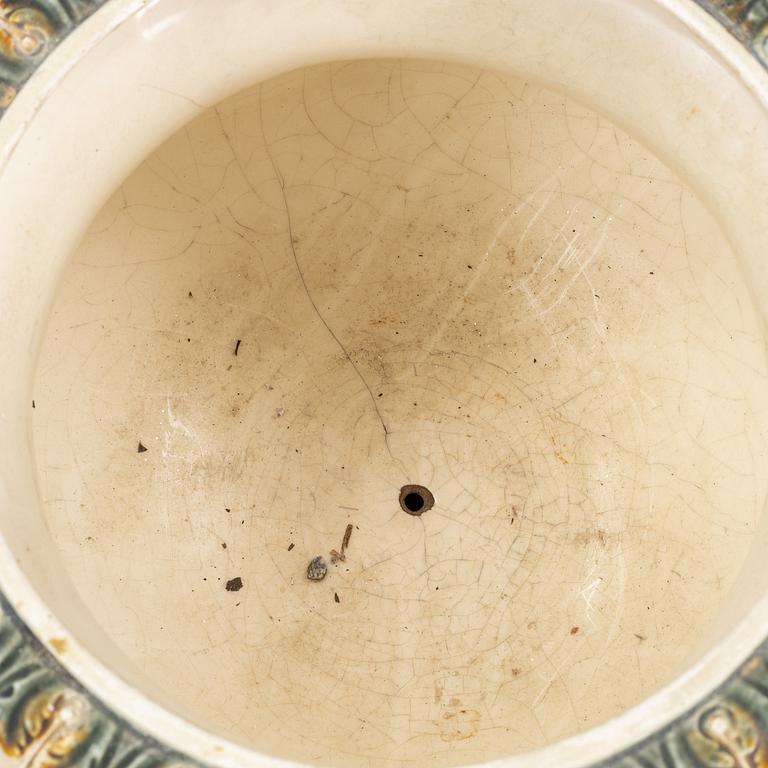 An earthenware urn from Rörstrand, around the year 1900.