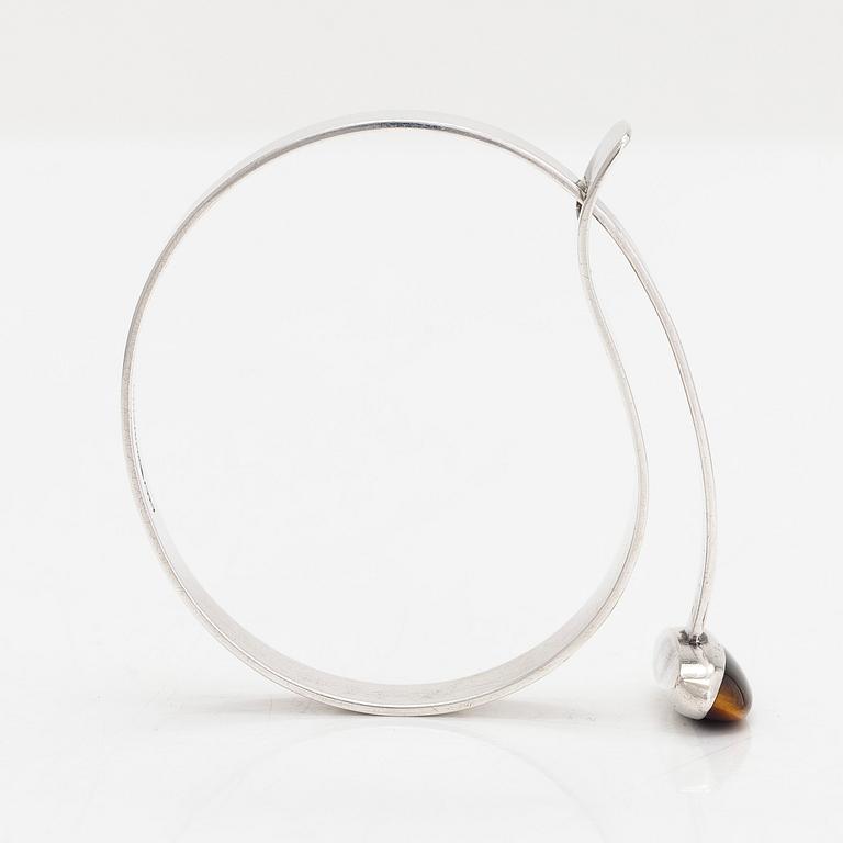 Elis Kauppi, Armband, silver och tigeröga. Kupittaan kulta, Åbo 1961.