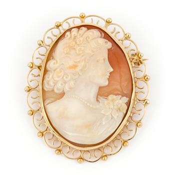 BROSCH, 18K guld, snäckskalscamé, Ahlms, Stockholm, 1967. Vikt ca 24,14 g.