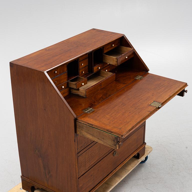 A mahogany veneered secretaire, early 19th Century.