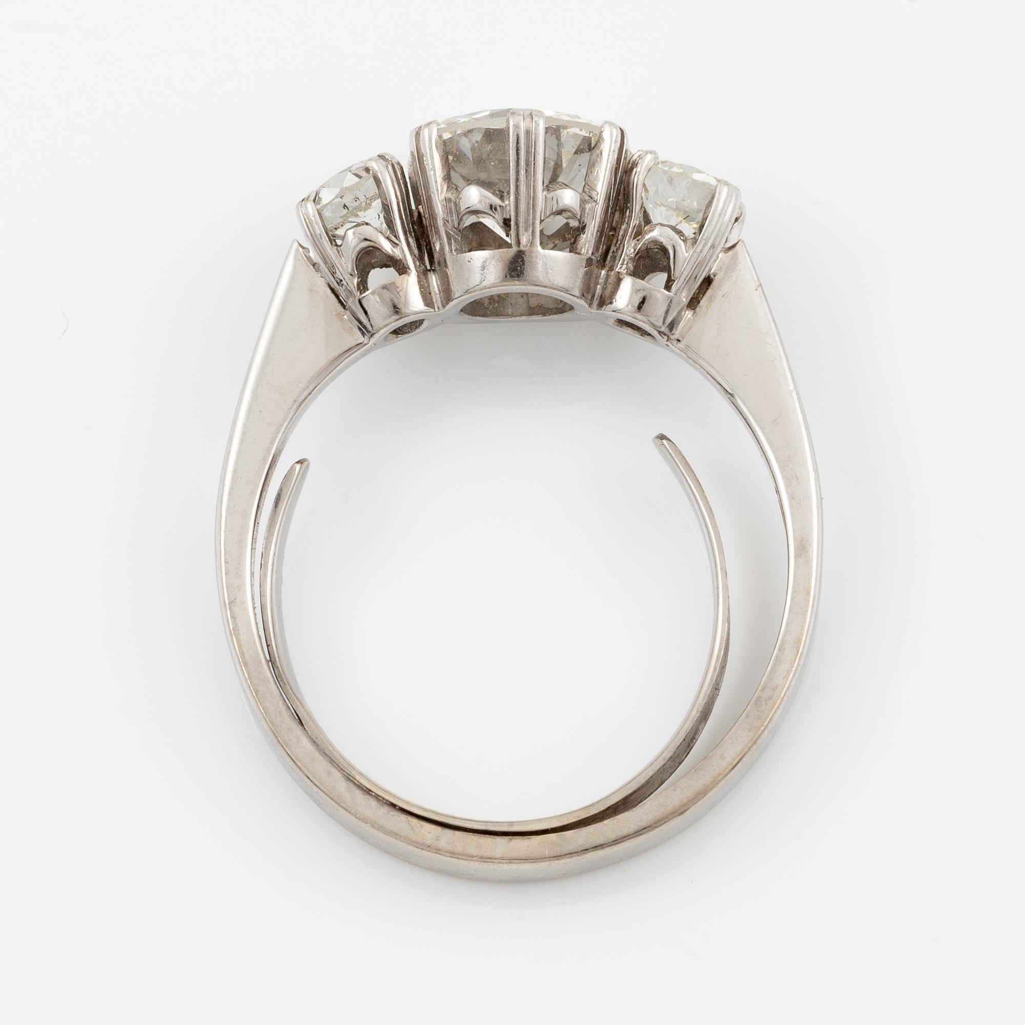 Ring, three-stone ring, 18K white gold with three brilliant-cut diamonds.