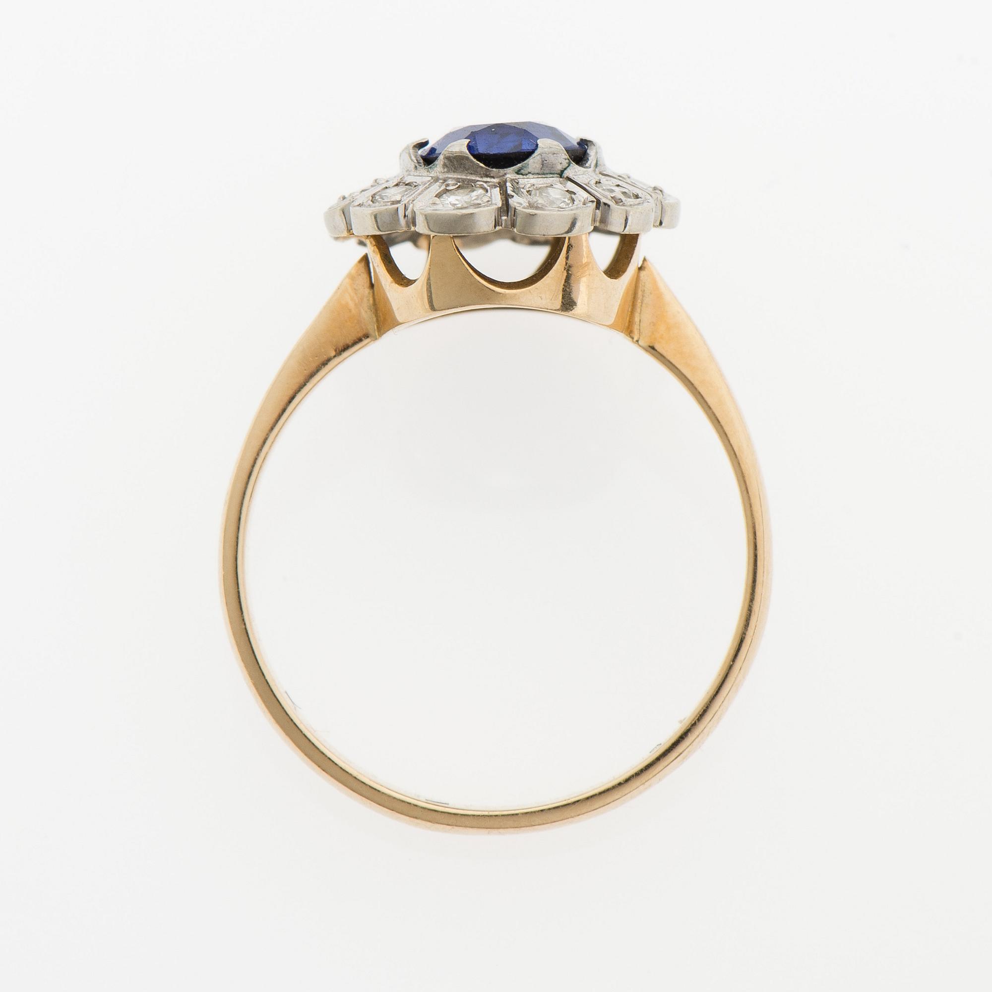 RING, 14K guld, briljantslipade diamanter, syntetisk safir. Pertti Aittila 1993.