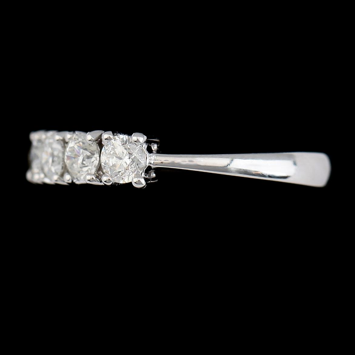 RING, 18K vitguld, 7 briljantslipade diamanter tot ca 1.33 ct.