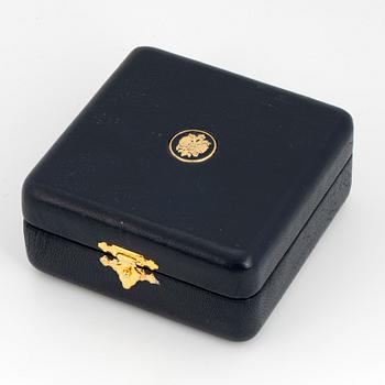 FABERGÉ-ÄGG, 18K guld med blå emalj och runda briljantslipade diamanter, med kedja, med etui.