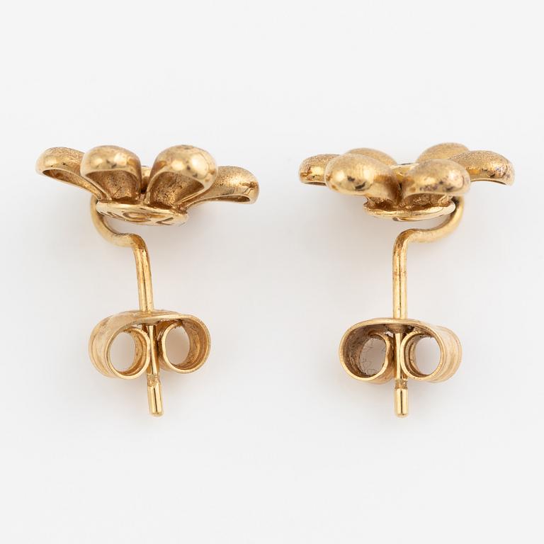 Ole Lynggaard a pair of earrings in 18k gold set with round brilliant-cut diamonds.