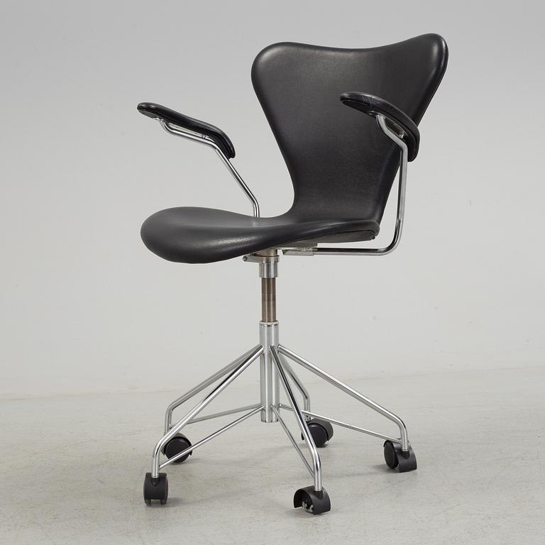 ARNE JACOBSEN, kontorsstol, "Sjuan", Fritz Hansen, 2000.