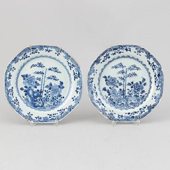 A set of four blue and white dishes (2+2), Qing dynasty, Qianlong (1736-95).