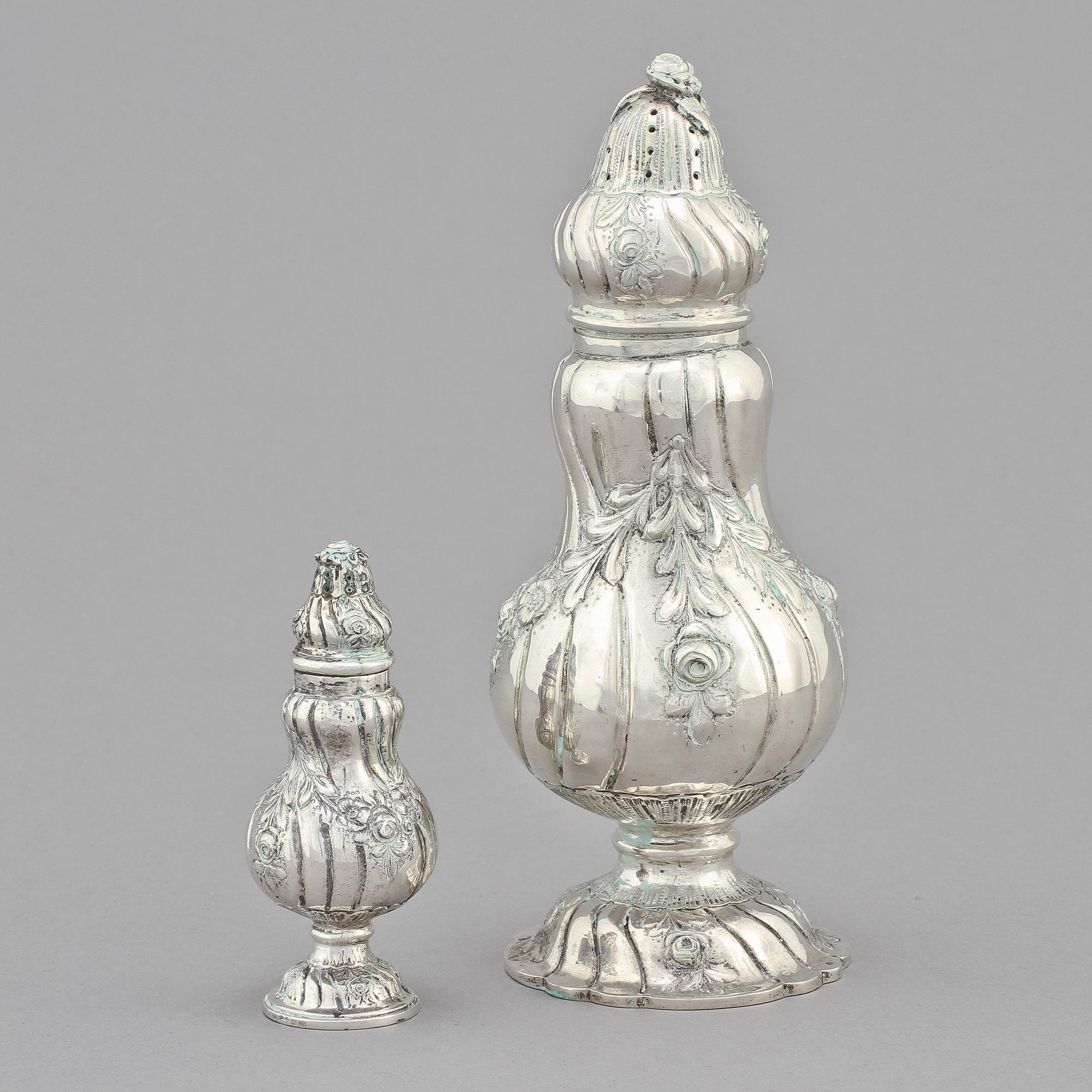 SOCKERRUSKA och SALTSTRÖARE, silver, rokokostil, bl a CG Hallberg, Malmö. Tot v 310 g.