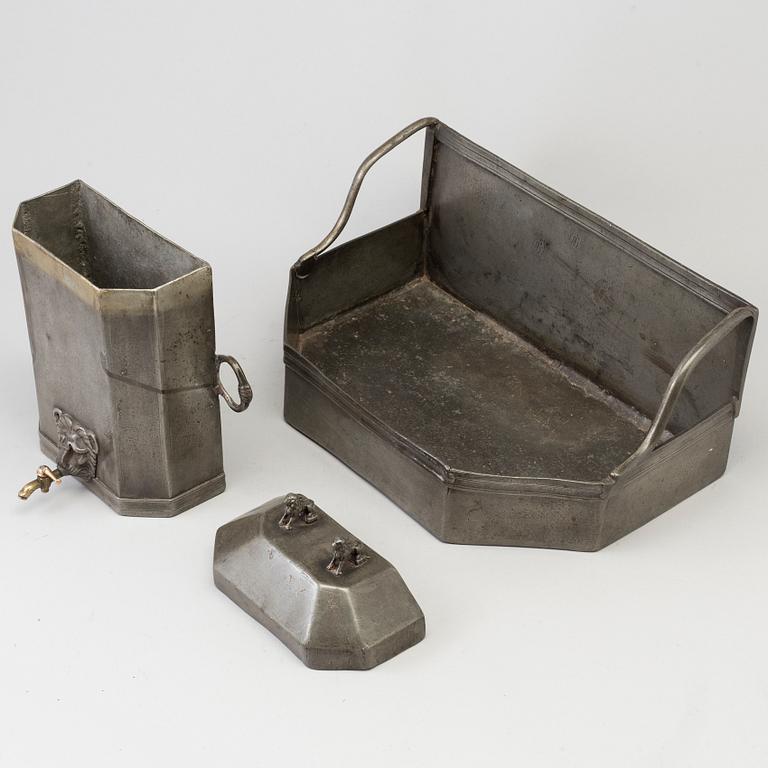 A pewter water container and bowl, 18th century.