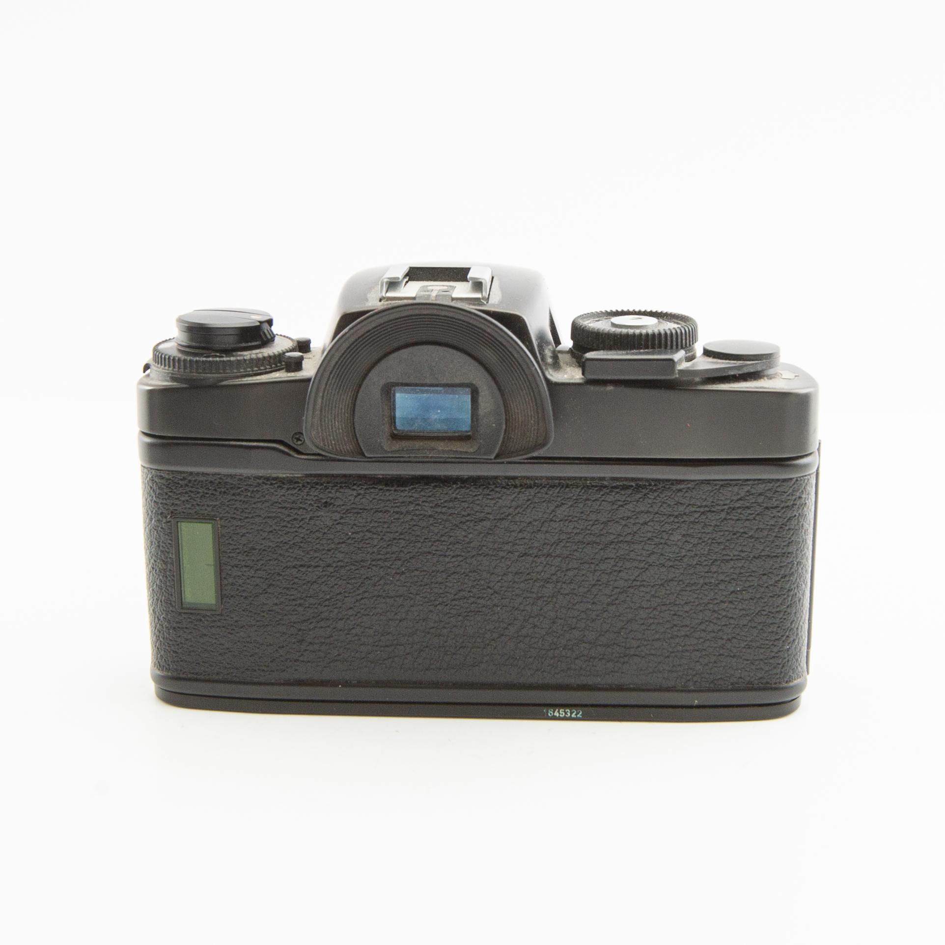 Camera Leica - R10045 with lens and accessories.