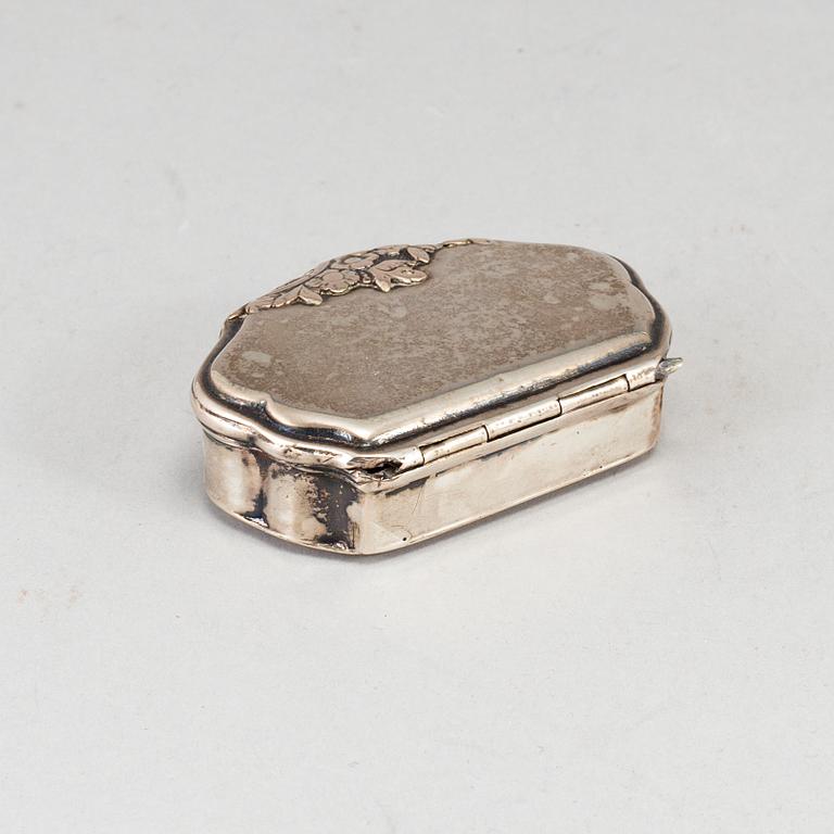 An 18th century parcel-gilt silver snuff-box, unidentified marks.