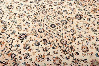A Kashan carpet, a. 305 x 195 cm.
