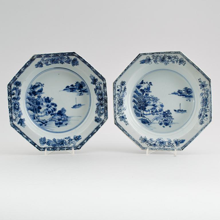 TALLRIKAR, 1 par, porslin, Kina, Qianlong 1736-1795.