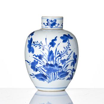 A blue and white tea caddy with cover, Qing dynasty, Kangxi (1662-1722).