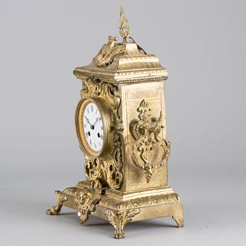 A BRASS MANTEL CLOCK FROM CA 1900.