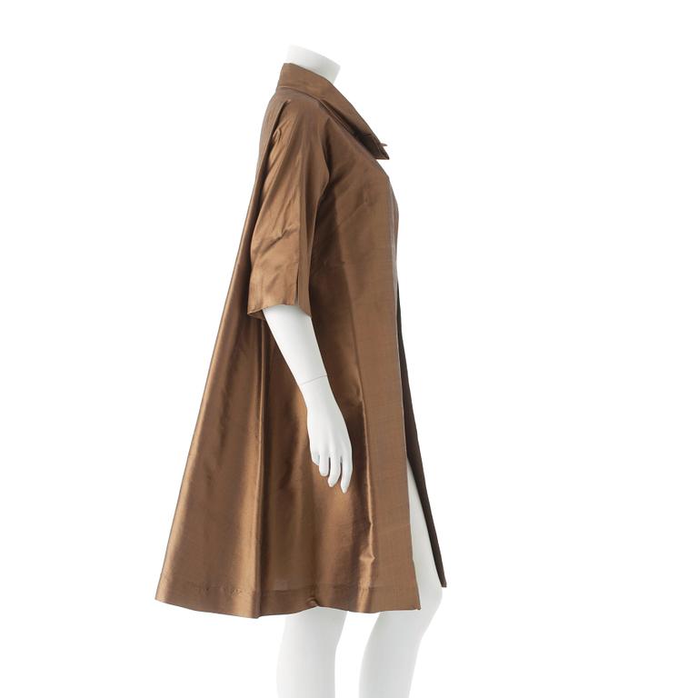 JÖRGEN BENDER, a golden thaisilk eveningcoat from the 1960/70's.