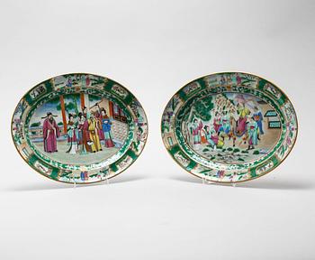 A pair of chinese porcelian plates from the late 19th century.