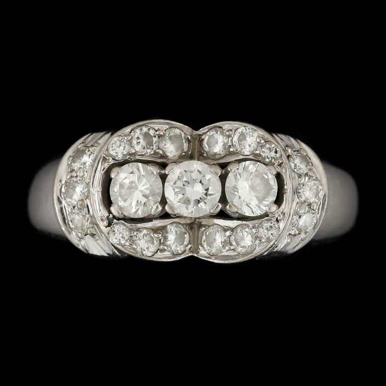 RING, 18k vitguld med briljantslipade diamanter tot ca 0.45ct. Lawepe, Stockholm, 1957. Vikt 5,6g.