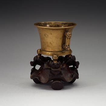 RÖKELSEKAR, kopparlegering. Qingdynastin, troligen 1700-tal med Xuandes sex karaktärers märke.
