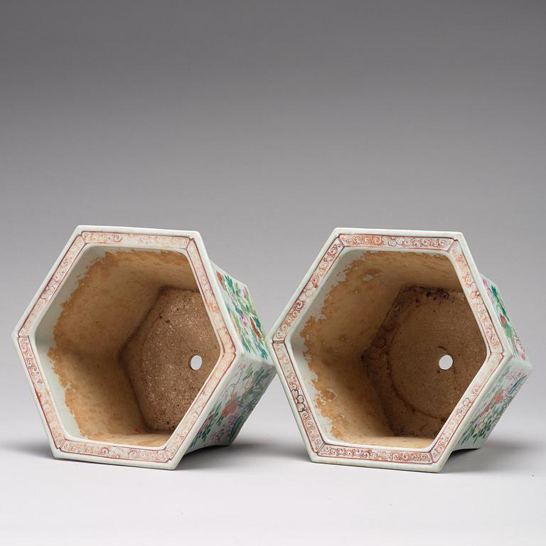 A pair of famille rose flower pots, Qing dynasty, 19th Century.