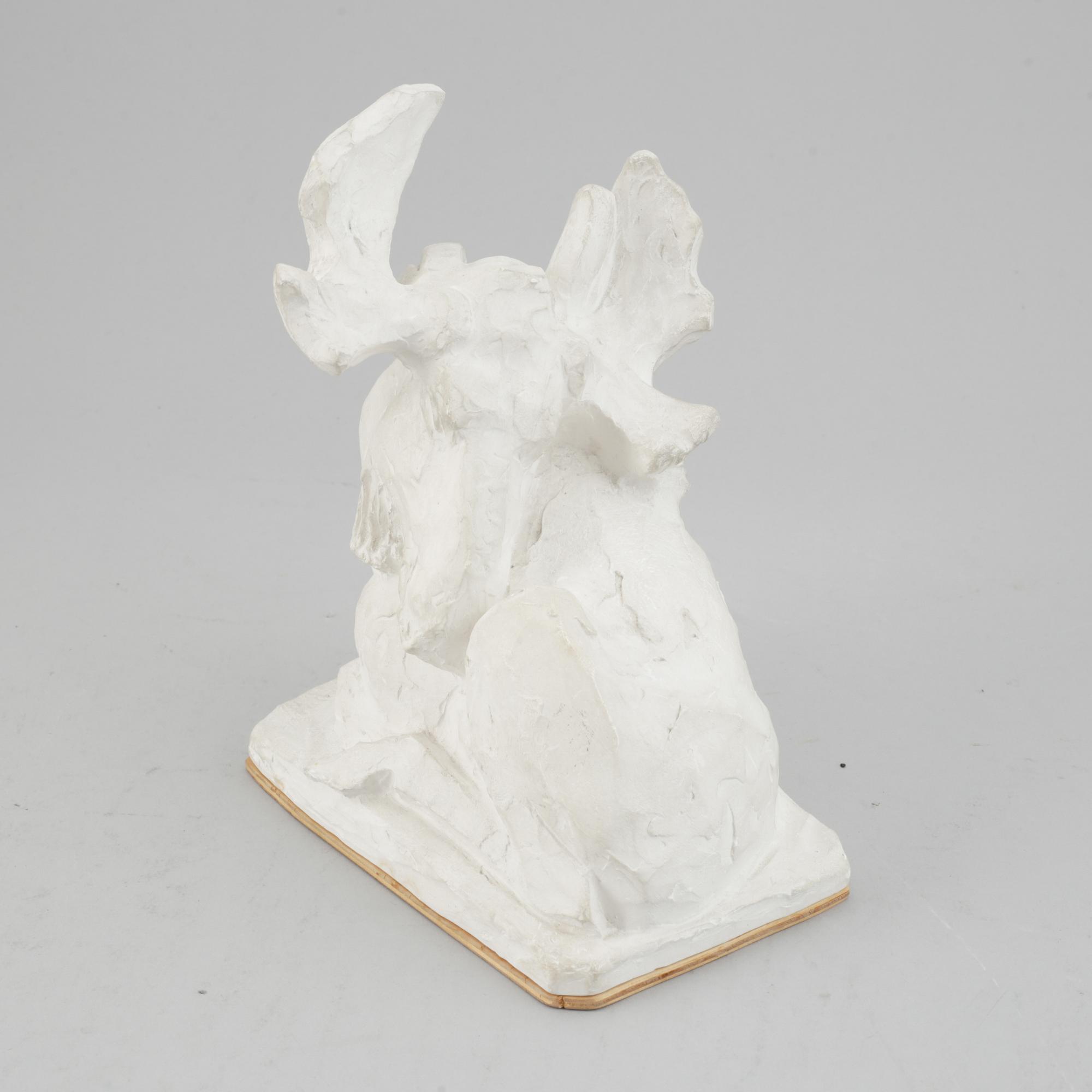 JUSSI MÄNTYNEN, Skulptur, gips. Sign. H:22 cm, L: 20 cm.