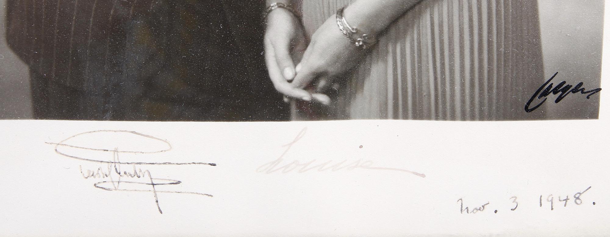 KUNGLIGT FOTOGRAFI MED AUTOGRAF, Gustaf Adolf och Louise. Sign o dat 3 nov 1948.