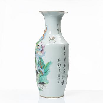 A Chinese porcelain vase, 20th century.