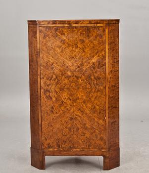 HÖRNSKÅP, 1900-talets början.