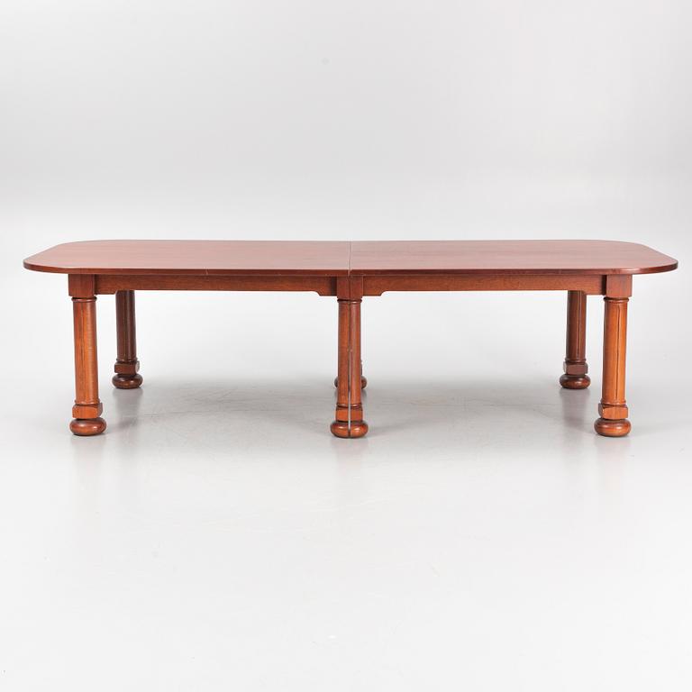 A mahogany and oak dining table, second half of the 20th century.