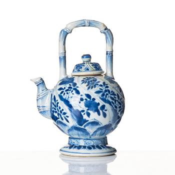 Kanna med lock, porslin. Qingdynastin, Kangxi (1662-1722).