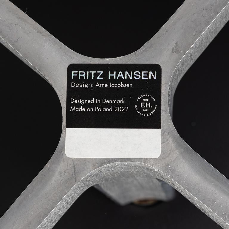 Arne Jacobsen, fåtölj med fotpall, "Ägget", Fritz Hansen, Danmark, 2022.