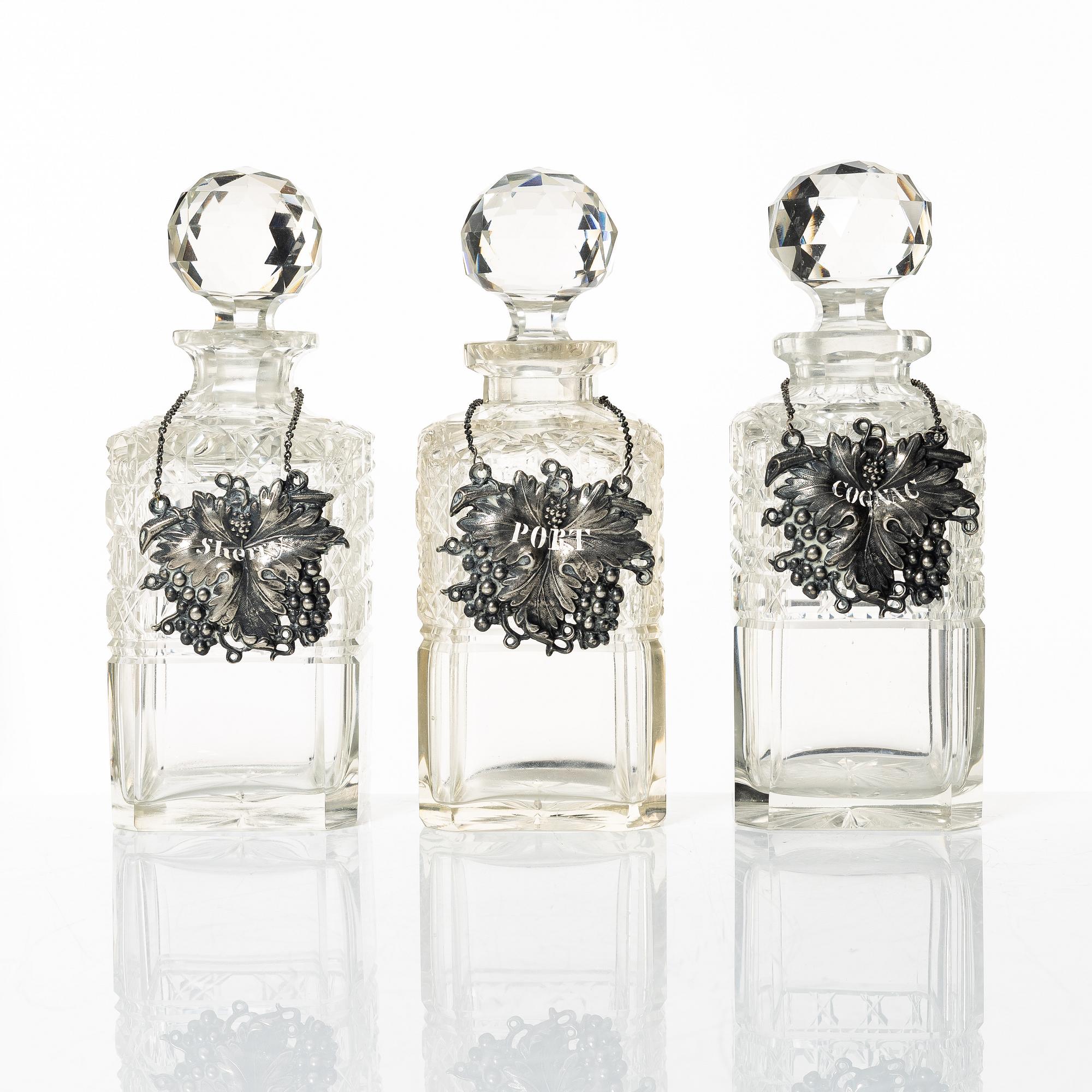 A wooden box with three glass flasks, Birmingham, circa 1900.